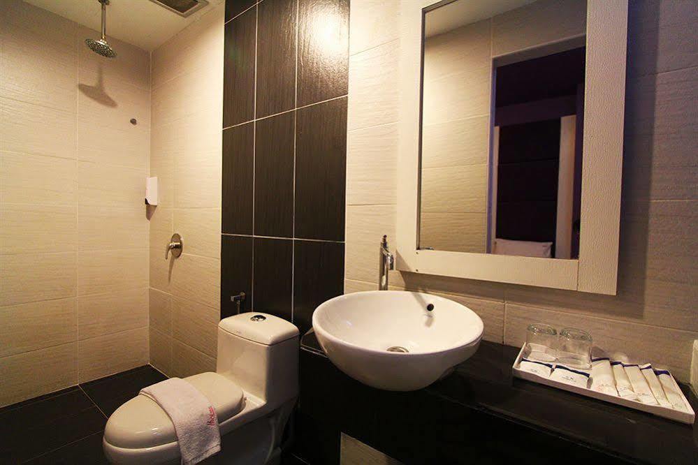 Here Hotel Skudai Extérieur photo
